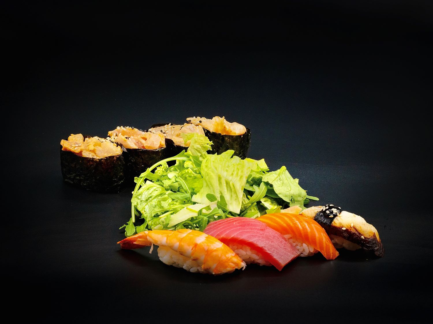 Сет из нигири и гункан суши
